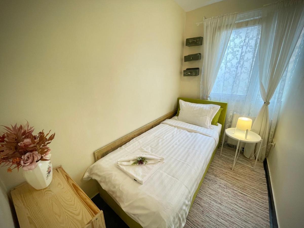 Perfect Place To Stay Self Check In-24H-Netflix-Wifi Resita Exteriör bild